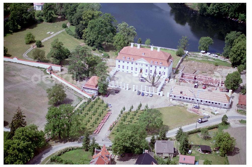 Aerial image Meseberg / BRB - Schloss Meseberg (Oberhavel) im Landkreis Oberhavel (errichtet 1738). Das gerade restaurierte Gebäude wird zukünftig als offizielles Gästehaus der Bundesregierung dienen. Die Kosten für die Instandsetzung übernahm die Messerschmitt Stiftung. E-Mail: info@schloss-meseberg.de <info@schloss-meseberg.de>