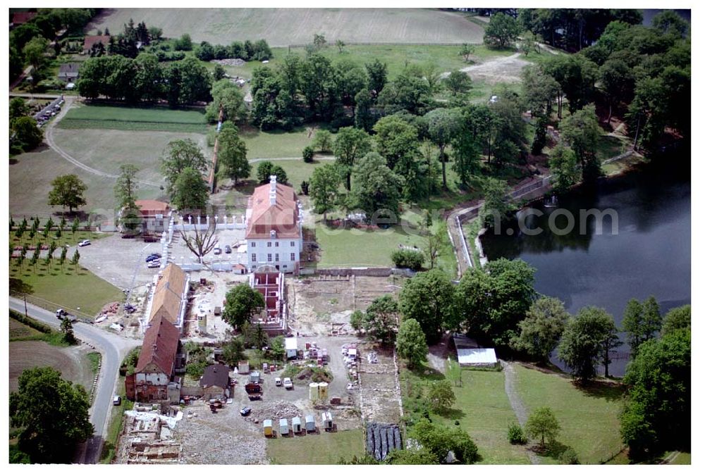 Meseberg / BRB from above - Schloss Meseberg (Oberhavel) im Landkreis Oberhavel (errichtet 1738). Das gerade restaurierte Gebäude wird zukünftig als offizielles Gästehaus der Bundesregierung dienen. Die Kosten für die Instandsetzung übernahm die Messerschmitt Stiftung.