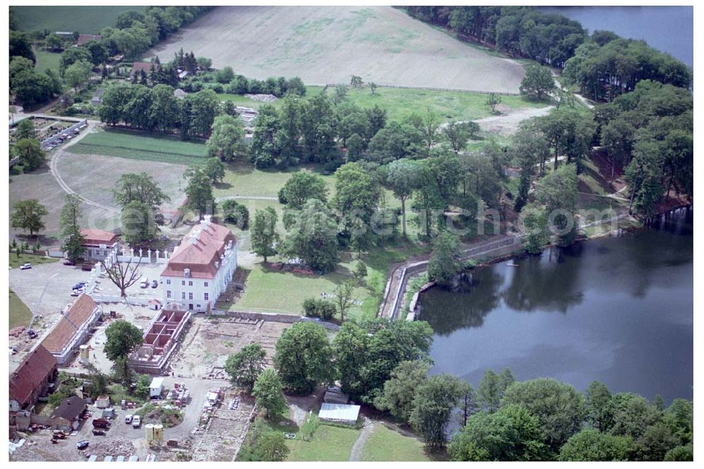 Meseberg / BRB from the bird's eye view: Schloss Meseberg (Oberhavel) im Landkreis Oberhavel (errichtet 1738). Das gerade restaurierte Gebäude wird zukünftig als offizielles Gästehaus der Bundesregierung dienen. Die Kosten für die Instandsetzung übernahm die Messerschmitt Stiftung.