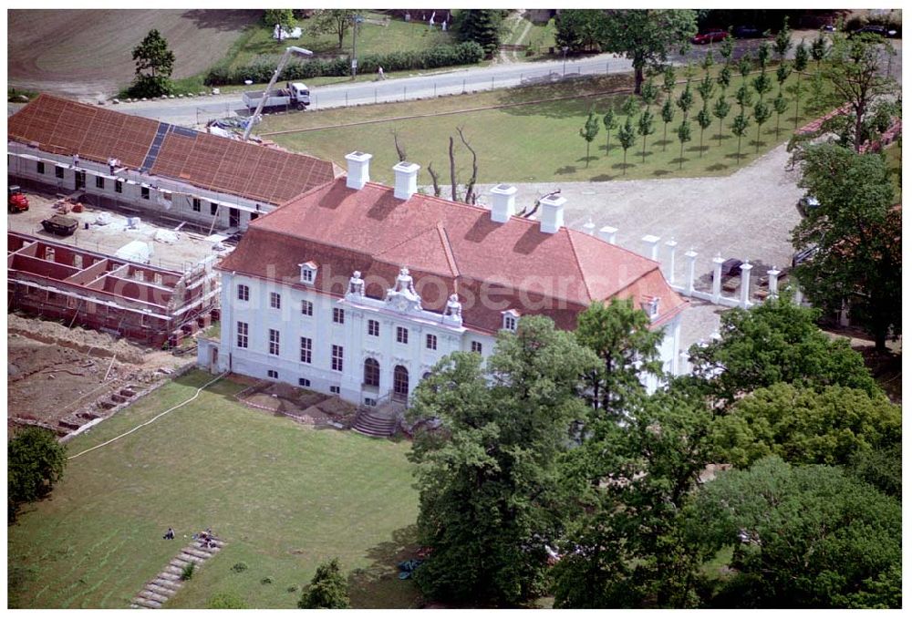 Aerial photograph Meseberg / BRB - Schloss Meseberg (Oberhavel) im Landkreis Oberhavel (errichtet 1738). Das gerade restaurierte Gebäude wird zukünftig als offizielles Gästehaus der Bundesregierung dienen. Die Kosten für die Instandsetzung übernahm die Messerschmitt Stiftung.