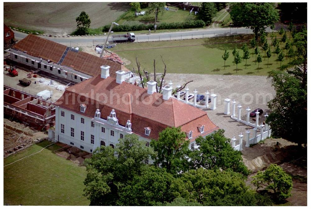 Meseberg / BRB from above - 03.06.2004 Schloss Meseberg (Oberhavel) im Landkreis Oberhavel (errichtet 1738). Das gerade restaurierte Gebäude wird zukünftig als offizielles Gästehaus der Bundesregierung dienen. Die Kosten für die Instandsetzung übernahm die Messerschmitt Stiftung. info@schloss-meseberg.de <info@schloss-meseberg.de>