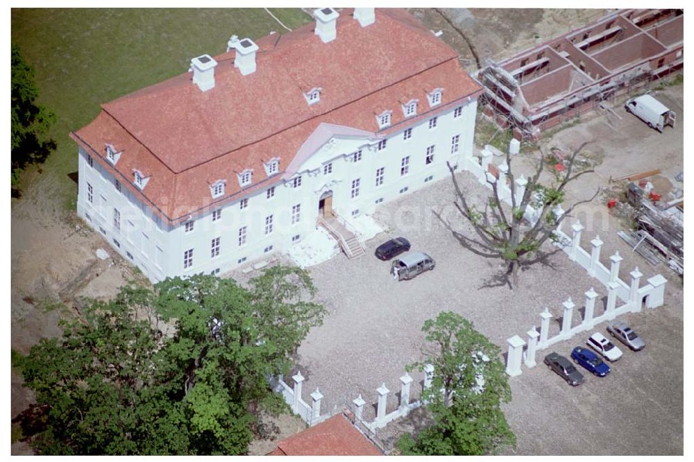 Meseberg / BRB from the bird's eye view: 03.06.2004 Schloss Meseberg (Oberhavel) im Landkreis Oberhavel (errichtet 1738). Das gerade restaurierte Gebäude wird zukünftig als offizielles Gästehaus der Bundesregierung dienen. Die Kosten für die Instandsetzung übernahm die Messerschmitt Stiftung. info@schloss-meseberg.de <info@schloss-meseberg.de>