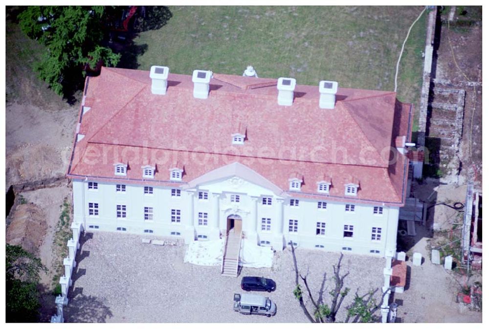 Aerial photograph Meseburg / BRB - Schloss Meseberg (Oberhavel) im Landkreis Oberhavel (errichtet 1738). Das gerade restaurierte Gebäude wird zukünftig als offizielles Gästehaus der Bundesregierung dienen. Die Kosten für die Instandsetzung übernahm die Messerschmitt Stiftung. info@schloss-meseberg.de <info@schloss-meseberg.de>