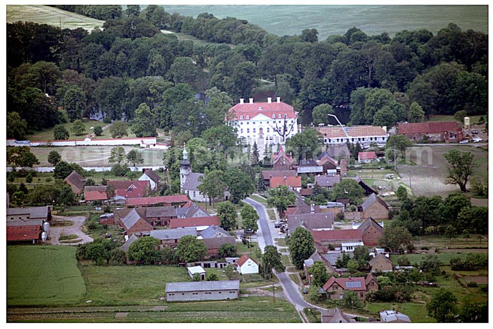 Meseberg / BRB from the bird's eye view: Schloss Meseberg (Oberhavel) im Landkreis Oberhavel (errichtet 1738). Das gerade restaurierte Gebäude wird zukünftig als offizielles Gästehaus der Bundesregierung dienen. Die Kosten für die Instandsetzung übernahm die Messerschmitt Stiftung. info@schloss-meseberg.de <info@schloss-meseberg.de>