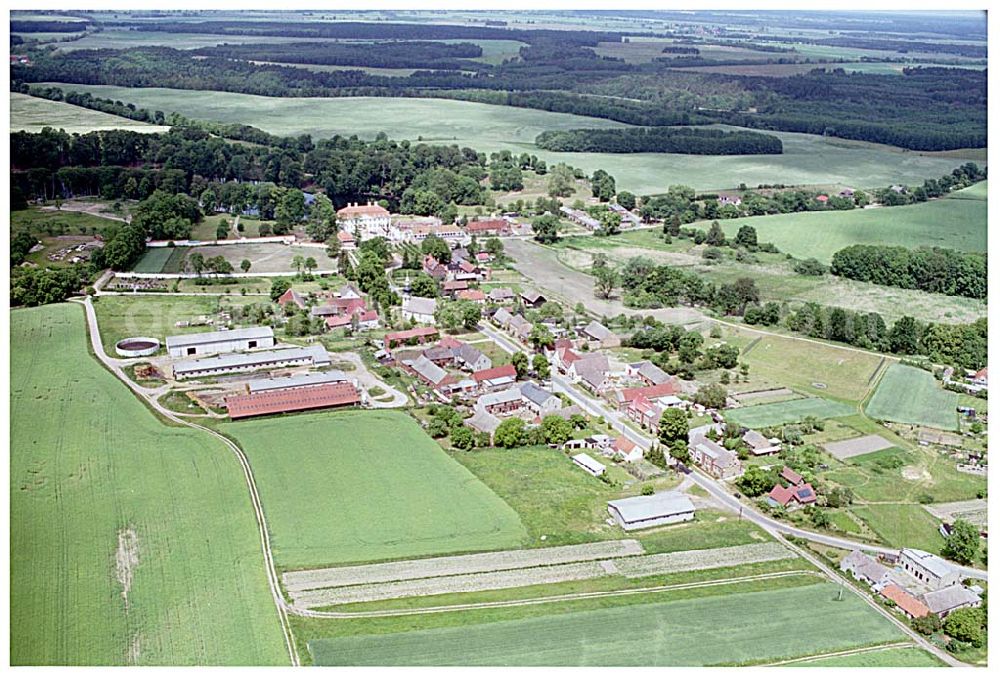 Aerial image Meseberg / BRB - Schloss Meseberg (Oberhavel) im Landkreis Oberhavel (errichtet 1738). Das gerade restaurierte Gebäude wird zukünftig als offizielles Gästehaus der Bundesregierung dienen. Die Kosten für die Instandsetzung übernahm die Messerschmitt Stiftung. info@schloss-meseberg.de <info@schloss-meseberg.de>