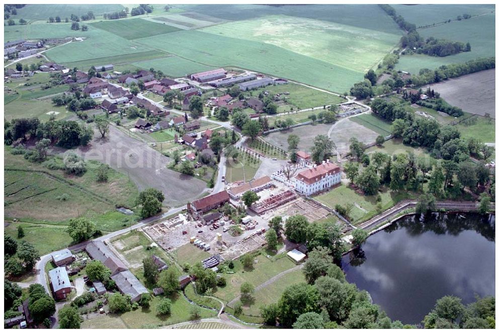 Meseberg / BRB from above - Schloss Meseberg (Oberhavel) im Landkreis Oberhavel (errichtet 1738). Das gerade restaurierte Gebäude wird zukünftig als offizielles Gästehaus der Bundesregierung dienen. Die Kosten für die Instandsetzung übernahm die Messerschmitt Stiftung.