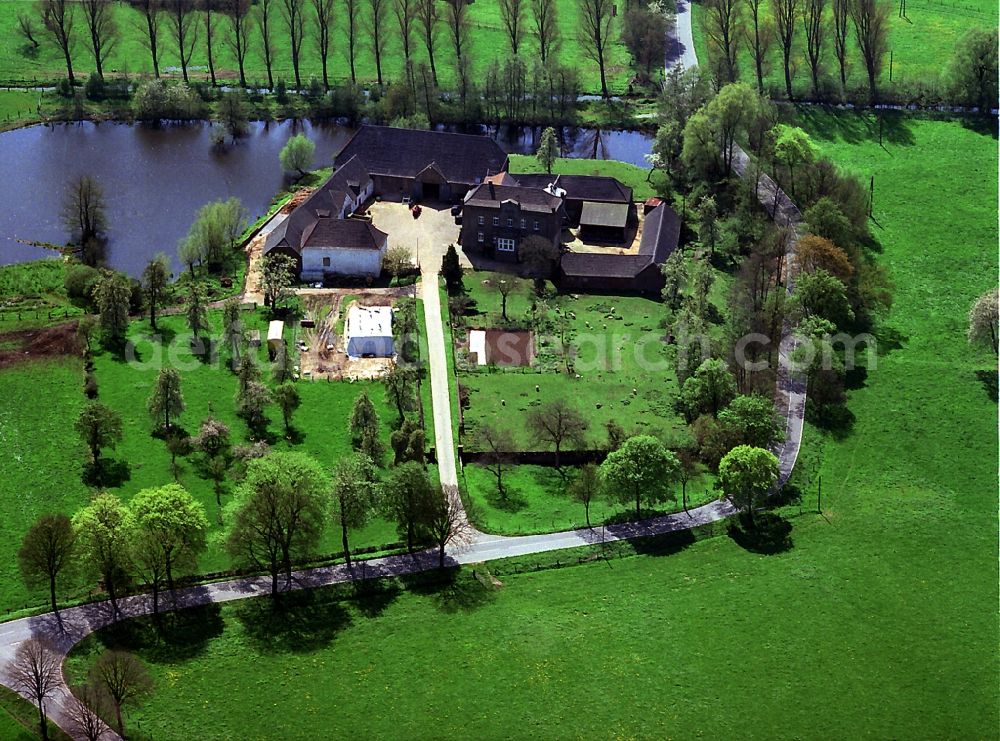 Kamp-Lintfort from the bird's eye view: The house break Frohnebruch, a former knight seat and today Biolandhof in Kamp-Lintfort in the state of North Rhine-Westphalia