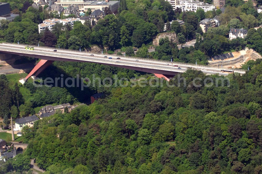 Aerial photograph Luxemburg - Blick auf die Brücke Grand-Duchesse Charlotte (auf Deutsch: Grossherzogin-Charlotte-Brücke), auch Rote Brücke genannt, über den Fluss Alzette. Über die Brücke verläuft die N51, die Hauptverbindung zwischen Innenstadt und Kirchberg. Die Brücke stammt vom deutschen Architekten Egon Jux und wurde 1965 fertig gestellt.