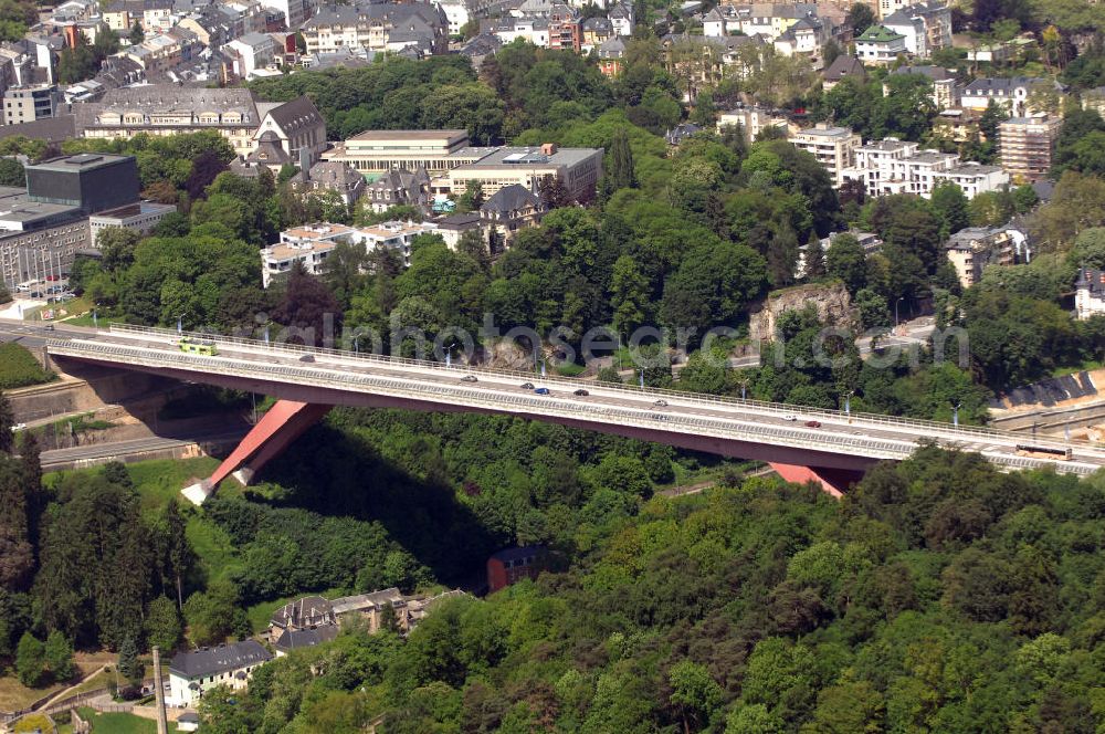 Luxemburg from above - Blick auf die Brücke Grand-Duchesse Charlotte (auf Deutsch: Grossherzogin-Charlotte-Brücke), auch Rote Brücke genannt, über den Fluss Alzette. Über die Brücke verläuft die N51, die Hauptverbindung zwischen Innenstadt und Kirchberg. Die Brücke stammt vom deutschen Architekten Egon Jux und wurde 1965 fertig gestellt.