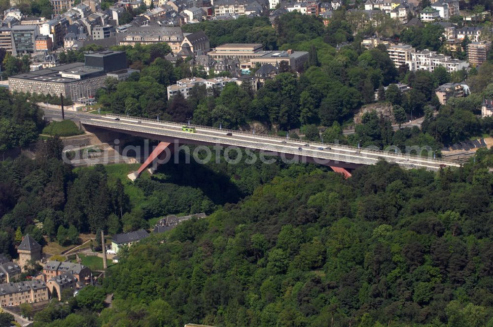 Luxemburg from the bird's eye view: Blick auf die Brücke Grand-Duchesse Charlotte (auf Deutsch: Grossherzogin-Charlotte-Brücke), auch Rote Brücke genannt, über den Fluss Alzette. Über die Brücke verläuft die N51, die Hauptverbindung zwischen Innenstadt und Kirchberg. Die Brücke stammt vom deutschen Architekten Egon Jux und wurde 1965 fertig gestellt. Links im Bild ist das Grand Theatre de la ville de Luxembourg. Kontakt Grand Theatre: +352 4796 3900, Email: grandtheatre@vdl.lu