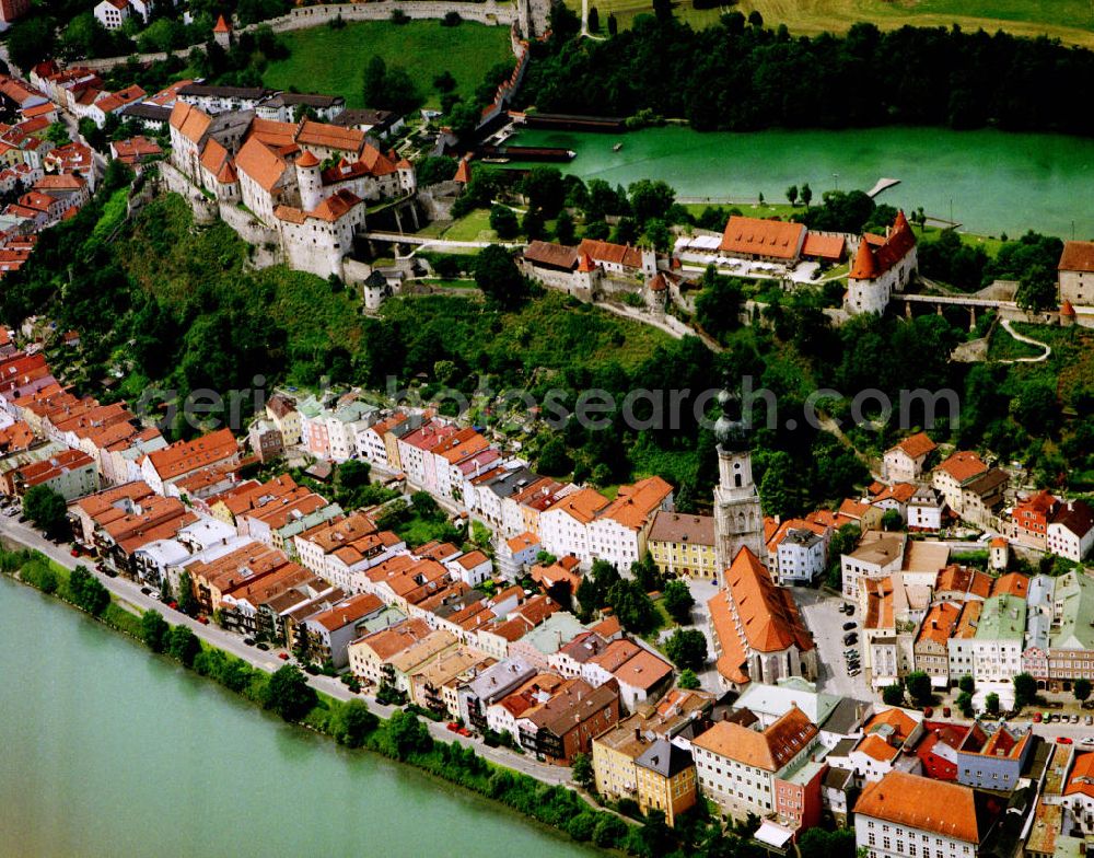 Aerial image Burghausen - Die alte Herzogsstadt Burghausen ist die größte Stadt im oberbayerischen Landkreis Altötting. Sie liegt an der Salzach, die hier die Grenze zu Österreich bildet. Auf einem Bergrücken über der Altstadt erstreckt sich mit 1.043 Metern Länge die längste Burg Europas. Die Kirche St. Jakob ist von einer malerischen mittelalterlichen Altstadt umgeben. Über ihr thront die Burg auf einem Bergrücken. Mit 1,1 km Länge zählt die im 13. bis 16. Jh. erbaute Anlage zu den größten ihrer Art.