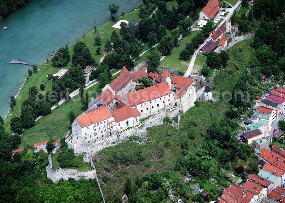 BURGHAUSEN from the bird's eye view: Blick auf die Hauptburg (Inneres Schloß) der alten Herzogsstadt Burghausen, der größten Stadt im oberbayerischen Landkreis Altötting. Sie liegt an der Salzach, die hier die Grenze zu Österreich bildet. Auf einem Bergrücken über der Altstadt erstreckt sich mit 1.043 Metern Länge die längste Burg Europas. Die Kirche St. Jakob ist von einer malerischen mittelalterlichen Altstadt umgeben. Über ihr thront die Burg auf einem Bergrücken. Mit 1,1 km Länge zählt die im 13. bis 16. Jh. erbaute Anlage zu den größten ihrer Art.