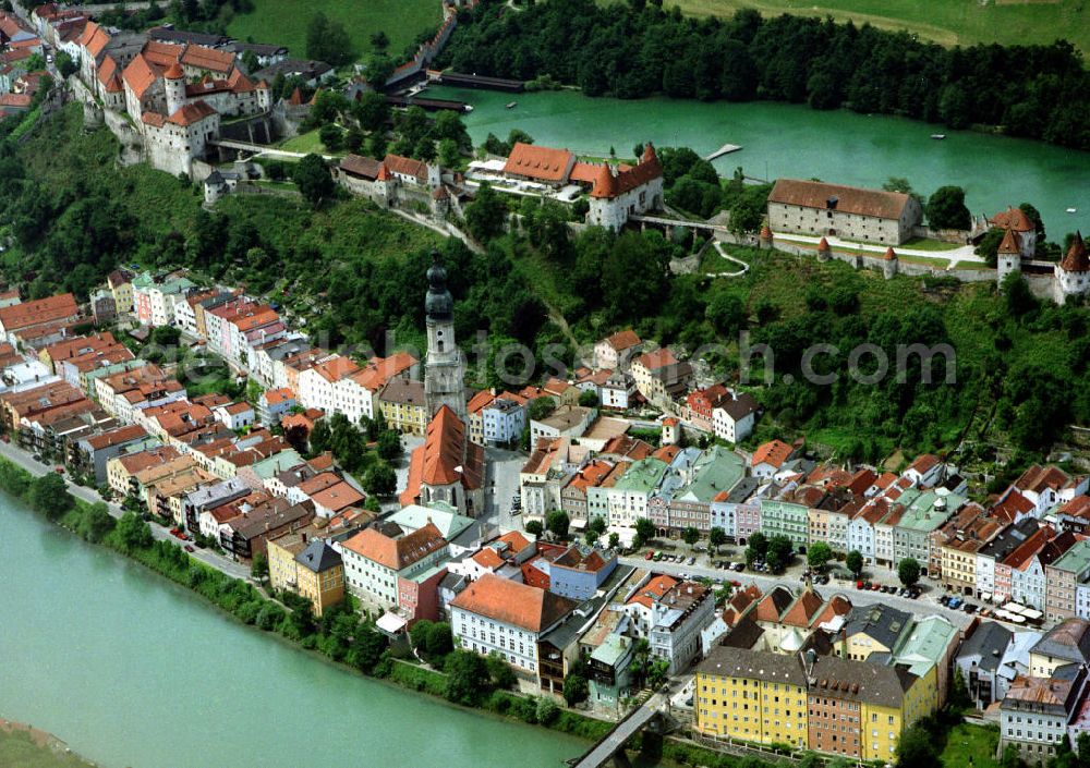 Aerial image BURGHAUSEN - Blick auf die alte Herzogsstadt Burghausen, der größten Stadt im oberbayerischen Landkreis Altötting. Sie liegt an der Salzach, die hier die Grenze zu Österreich bildet. Auf einem Bergrücken über der Altstadt erstreckt sich mit 1.043 Metern Länge die längste Burg Europas. Die Kirche St. Jakob ist von einer malerischen mittelalterlichen Altstadt umgeben. Über ihr thront die Burg auf einem Bergrücken. Mit 1,1 km Länge zählt die im 13. bis 16. Jh. erbaute ?????????????????????????????????????????????????????????????????