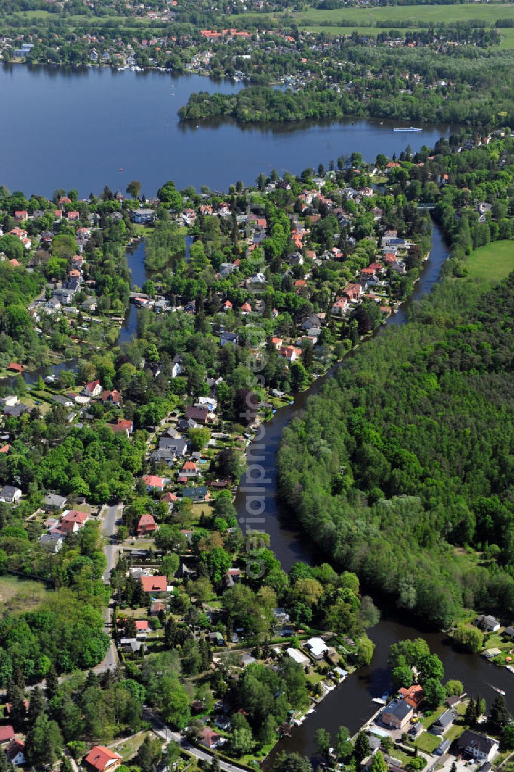 Aerial photograph Berlin - Blick entlang der Müggelspree im Ortsteil Hessenwinkel am Dämeritzsee. View along the river Mueggelspree in the local part Hessenwinkel at the lake Daemeritzsee.