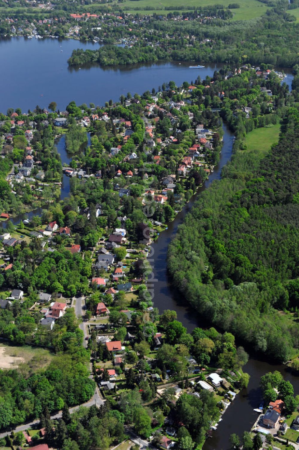 Berlin from above - Blick entlang der Müggelspree im Ortsteil Hessenwinkel am Dämeritzsee. View along the river Mueggelspree in the local part Hessenwinkel at the lake Daemeritzsee.