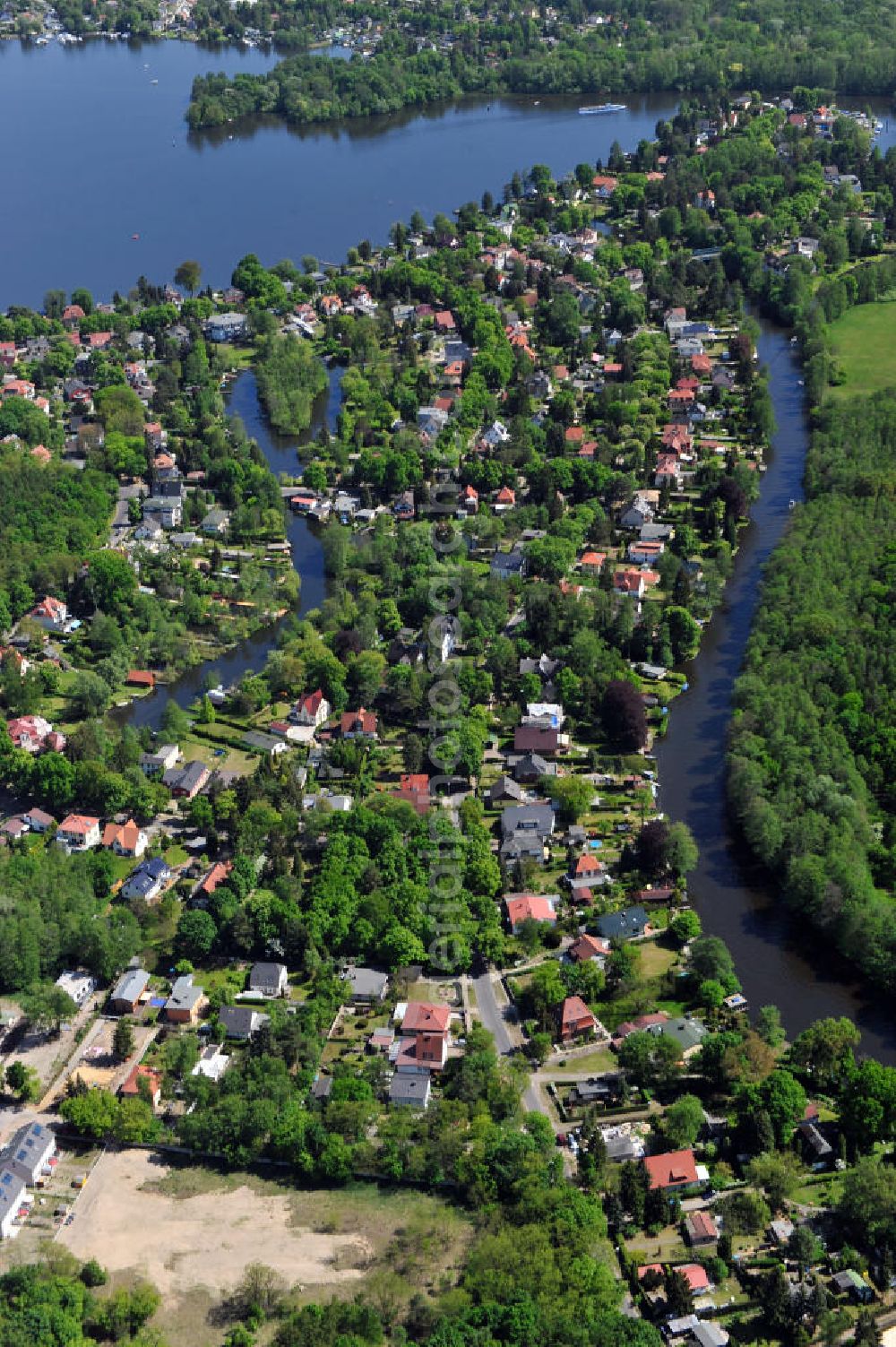 Berlin from the bird's eye view: Blick entlang der Müggelspree im Ortsteil Hessenwinkel am Dämeritzsee. View along the river Mueggelspree in the local part Hessenwinkel at the lake Daemeritzsee.