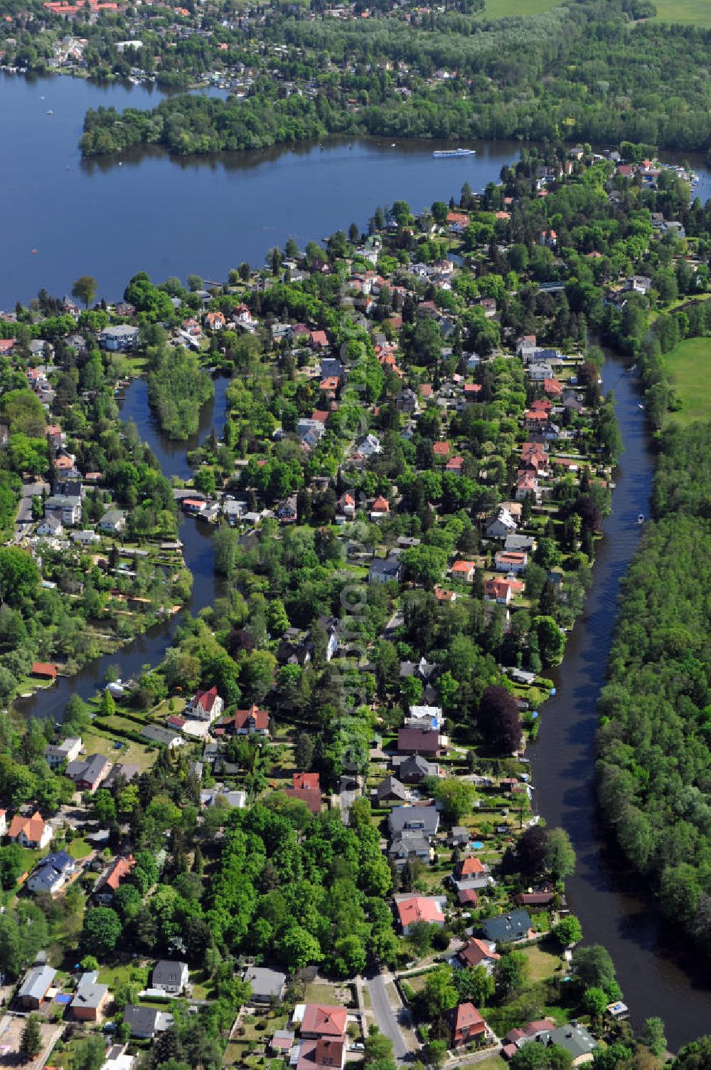 Aerial image Berlin - Blick entlang der Müggelspree im Ortsteil Hessenwinkel am Dämeritzsee. View along the river Mueggelspree in the local part Hessenwinkel at the lake Daemeritzsee.