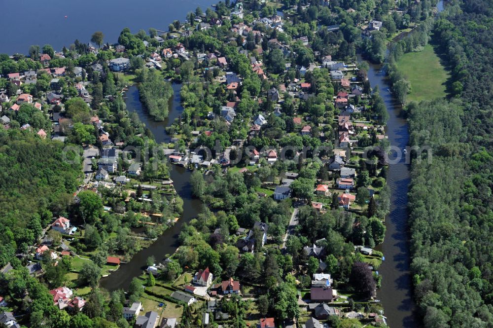 Aerial photograph Berlin - Blick entlang der Müggelspree im Ortsteil Hessenwinkel am Dämeritzsee. View along the river Mueggelspree in the local part Hessenwinkel at the lake Daemeritzsee.