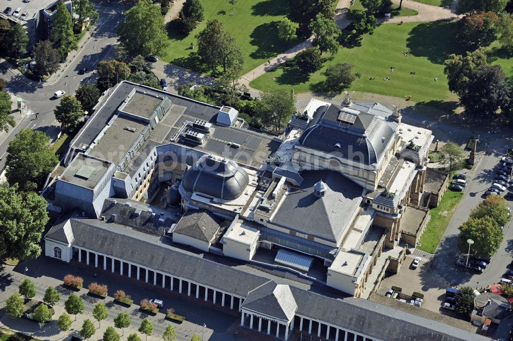 Aerial photograph Wiesbaden - Das Hessische Staatstheater im Kurpark Wiesbaden. Das Fünf-Sparten-Theater verfügt über vier Bühnen. Das Gebäude wurde zwischen 1892 und 1894 errichtet. The Hessian State Theatre in Wiesbaden. The five-branch theater has four stages. The building was built between 1892 and 1894.