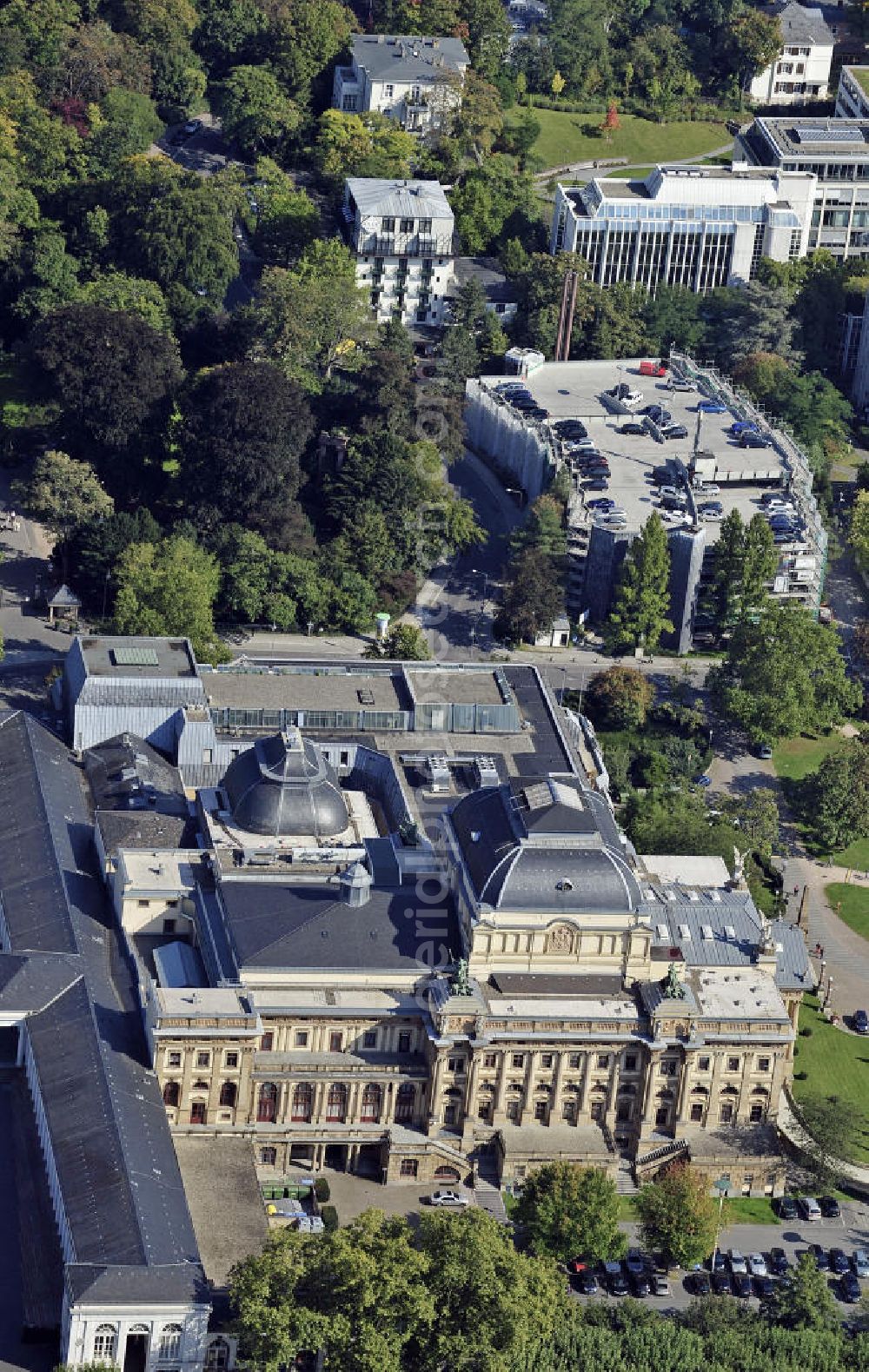 Wiesbaden from above - Das Hessische Staatstheater im Kurpark Wiesbaden. Das Fünf-Sparten-Theater verfügt über vier Bühnen. Das Gebäude wurde zwischen 1892 und 1894 errichtet. The Hessian State Theatre in Wiesbaden. The five-branch theater has four stages. The building was built between 1892 and 1894.