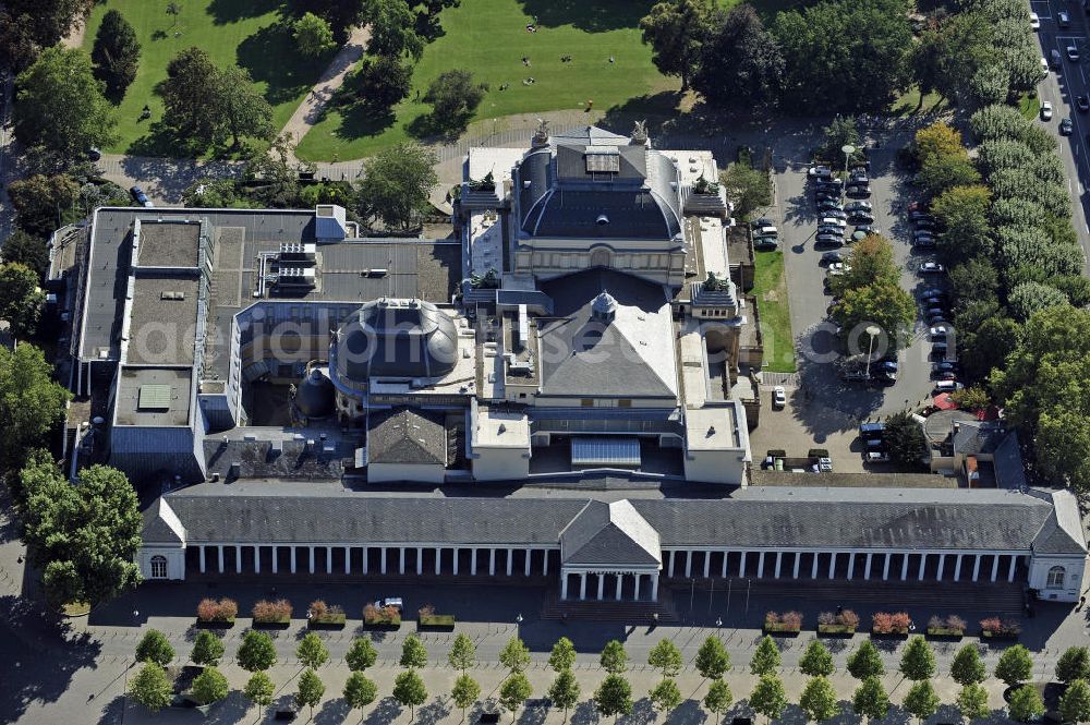 Aerial image Wiesbaden - Das Hessische Staatstheater im Kurpark Wiesbaden. Das Fünf-Sparten-Theater verfügt über vier Bühnen. Das Gebäude wurde zwischen 1892 und 1894 errichtet. The Hessian State Theatre in Wiesbaden. The five-branch theater has four stages. The building was built between 1892 and 1894.