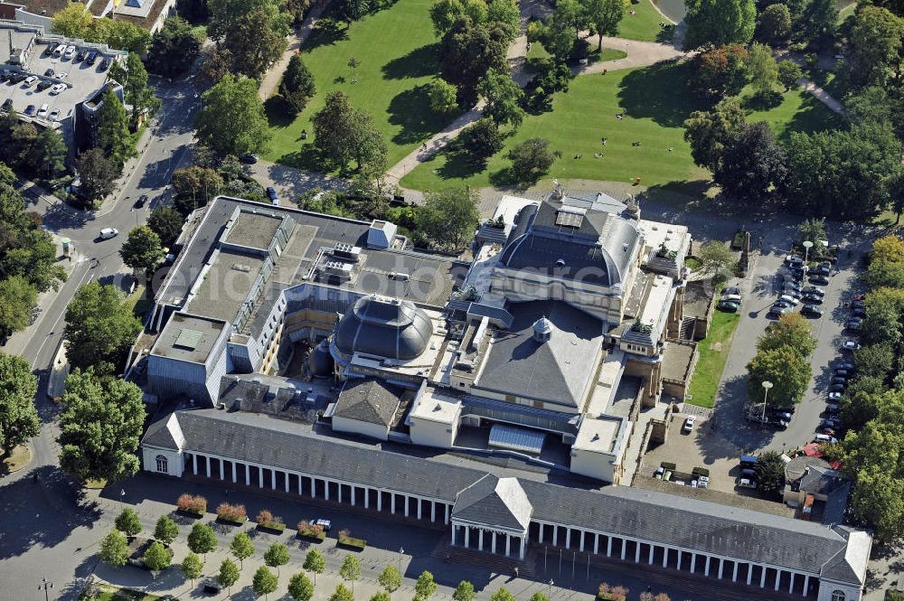 Aerial photograph Wiesbaden - Das Hessische Staatstheater im Kurpark Wiesbaden. Das Fünf-Sparten-Theater verfügt über vier Bühnen. Das Gebäude wurde zwischen 1892 und 1894 errichtet. The Hessian State Theatre in Wiesbaden. The five-branch theater has four stages. The building was built between 1892 and 1894.