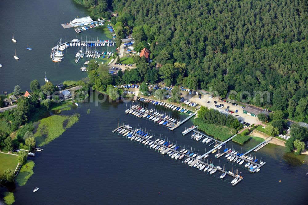 Aerial photograph Berlin - Häfen am Zugang zur Insel Schwanenwerder im Wannsee. Der Hafen der Seglervereinigung 1903 e.V. befindet sich in der Klaren Lanke und der des Berliner Yacht Club an der Straße, Die Breite. Die Häfen liegen im Stadtteil Steglitz-Zehlendorf. Close to the connection between the island Schwanenwerder, located in the Wannsee, and the land there are two habours. One belongs to the Seglervereinigung 1903 e.V. and the other one belongs to the Berliner Yacht Club. Both habours belong to the district of Steglitz-Zehlendorf. ACHTUNG! Verwendung in Zoom- Ausschnitten nicht gestattet ! - WARNING! Use in zoom, not allowed!