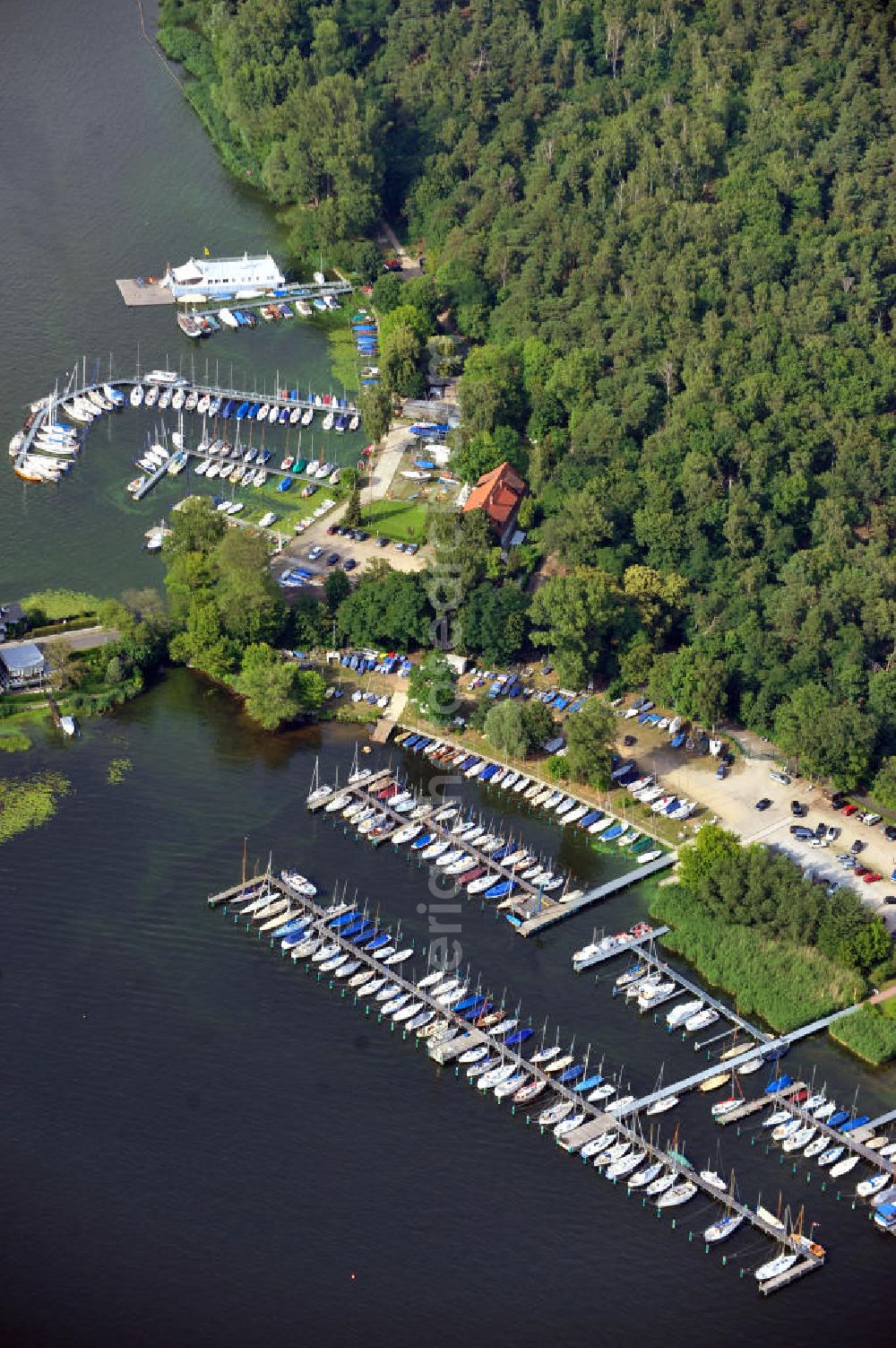 Berlin from above - Häfen am Zugang zur Insel Schwanenwerder im Wannsee. Der Hafen der Seglervereinigung 1903 e.V. befindet sich in der Klaren Lanke und der des Berliner Yacht Club an der Straße, Die Breite. Die Häfen liegen im Stadtteil Steglitz-Zehlendorf. Close to the connection between the island Schwanenwerder, located in the Wannsee, and the land there are two habours. One belongs to the Seglervereinigung 1903 e.V. and the other one belongs to the Berliner Yacht Club. Both habours belong to the district of Steglitz-Zehlendorf. ACHTUNG! Verwendung in Zoom- Ausschnitten nicht gestattet ! - WARNING! Use in zoom, not allowed!