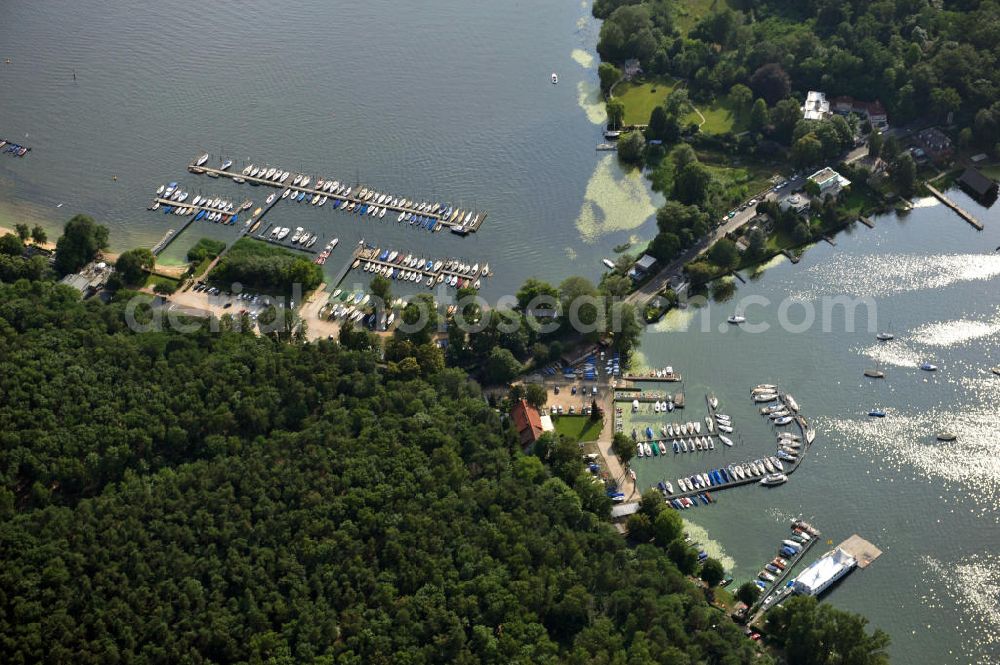 Berlin from the bird's eye view: Häfen am Zugang zur Insel Schwanenwerder im Wannsee. Der Hafen der Seglervereinigung 1903 e.V. befindet sich in der Klaren Lanke und der des Berliner Yacht Club an der Straße, Die Breite. Die Häfen liegen im Stadtteil Steglitz-Zehlendorf. Close to the connection between the island Schwanenwerder, located in the Wannsee, and the land there are two habours. One belongs to the Seglervereinigung 1903 e.V. and the other one belongs to the Berliner Yacht Club. Both habours belong to the district of Steglitz-Zehlendorf. ACHTUNG! Verwendung in Zoom- Ausschnitten nicht gestattet ! - WARNING! Use in zoom, not allowed!