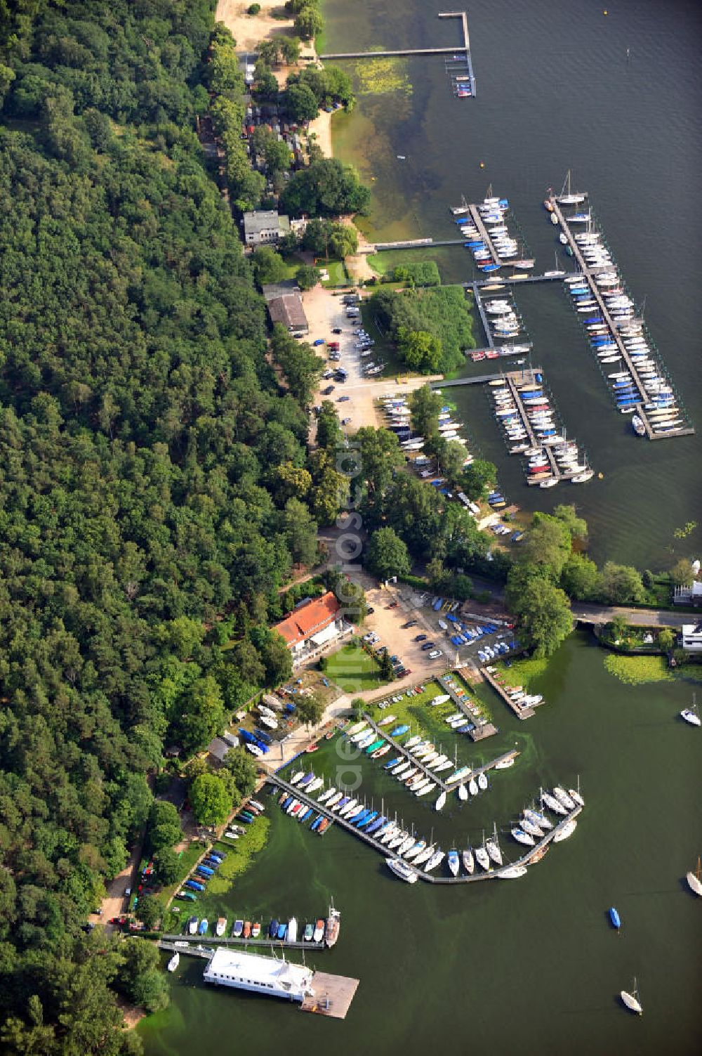 Aerial photograph Berlin - Häfen am Zugang zur Insel Schwanenwerder im Wannsee. Der Hafen der Seglervereinigung 1903 e.V. befindet sich in der Klaren Lanke und der des Berliner Yacht Club an der Straße, Die Breite. Die Häfen liegen im Stadtteil Steglitz-Zehlendorf. Close to the connection between the island Schwanenwerder, located in the Wannsee, and the land there are two habours. One belongs to the Seglervereinigung 1903 e.V. and the other one belongs to the Berliner Yacht Club. Both habours belong to the district of Steglitz-Zehlendorf. ACHTUNG! Verwendung in Zoom- Ausschnitten nicht gestattet ! - WARNING! Use in zoom, not allowed!