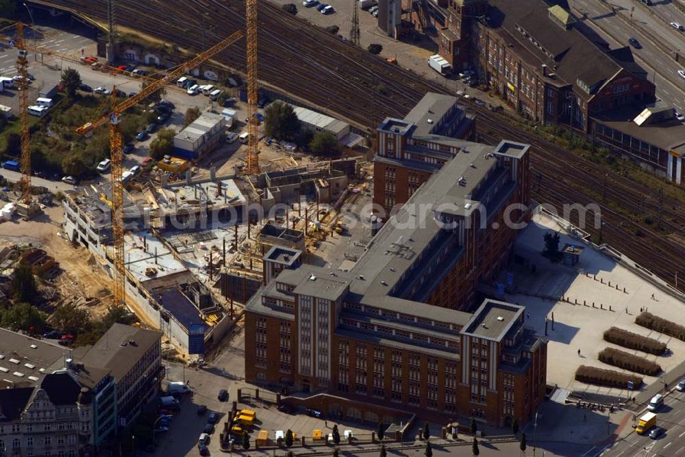 Hamburg from the bird's eye view: Blick auf den Hühnerposten. Kontakt: Famos Projekt GmbH Co. KG Raderbroich 9 - 41352 Korschenbroich Tel. 02161 / 6106-0 - Fax 02161 / 6106-46 famos-projekt.de info@famos-projekt.de -Kontaktformular > Fast 100 Jahre wurden im Hühnerposten Briefe und Pakete bewegt. Heute bewegt und berührt er Menschen mit seiner aufregenden, einzigartigen Architektur und seinem modernen Innenleben. Er bildet heute eine perfekte Symbiose aus Arbeit, Kultur, Literatur und Freizeit.