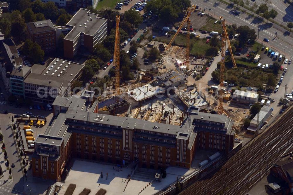 Aerial image Hamburg - Blick auf den Hühnerposten. Kontakt: Famos Projekt GmbH Co. KG Raderbroich 9 - 41352 Korschenbroich Tel. 02161 / 6106-0 - Fax 02161 / 6106-46 famos-projekt.de info@famos-projekt.de -Kontaktformular > Fast 100 Jahre wurden im Hühnerposten Briefe und Pakete bewegt. Heute bewegt und berührt er Menschen mit seiner aufregenden, einzigartigen Architektur und seinem modernen Innenleben. Er bildet heute eine perfekte Symbiose aus Arbeit, Kultur, Literatur und Freizeit.