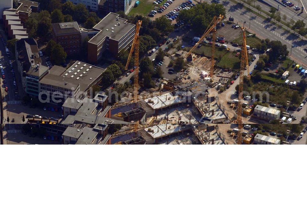 Aerial photograph Hamburg - Blick auf den Hühnerposten. Kontakt: Famos Projekt GmbH Co. KG Raderbroich 9 - 41352 Korschenbroich Tel. 02161 / 6106-0 - Fax 02161 / 6106-46 famos-projekt.de info@famos-projekt.de -Kontaktformular > Fast 100 Jahre wurden im Hühnerposten Briefe und Pakete bewegt. Heute bewegt und berührt er Menschen mit seiner aufregenden, einzigartigen Architektur und seinem modernen Innenleben. Er bildet heute eine perfekte Symbiose aus Arbeit, Kultur, Literatur und Freizeit.