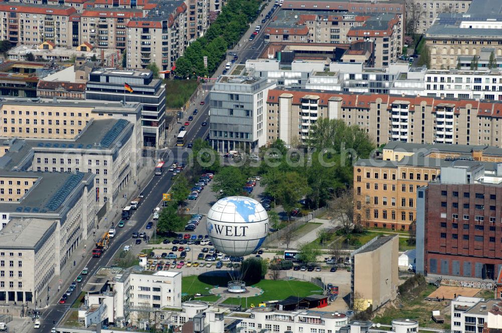 Berlin from the bird's eye view: Blick auf den HIFlyer, nahe dem Finanzministerium in Berlin Mitte. Dieser Fesselballon dient als Touristenattraktion und als Ausichtsplattform. View at the HIFlyer, near the ministry of finance. This balloon is an attraction for tourists and an viewing platform.