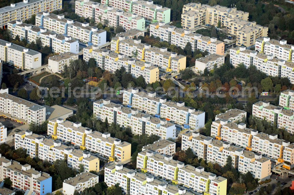 Berlin from the bird's eye view: Blick auf die High-Deck-Siedlung im Stadtteil Neukölln an der Sonnenallee. Kontakt: Quartiersmanagement High-Deck-Siedlung, Weeber + Partner, Leo-Slezak-Straße 23, 12057 Berlin, Tel. +49(0)30 6805932-5, Fax +49(0)30 6805932-6, high-deck-quartier@weeberpartner.de