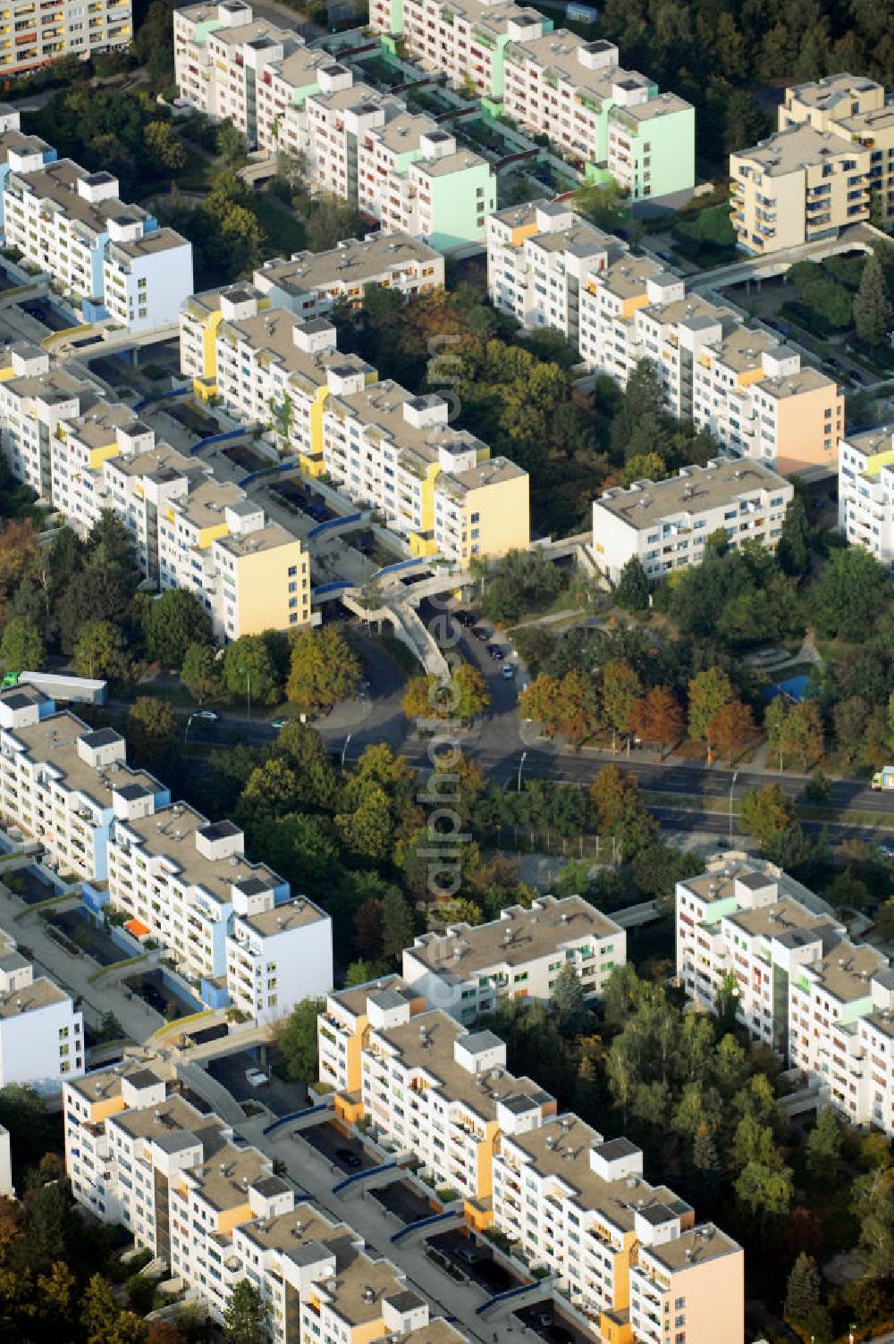 Aerial image Berlin - Blick auf die High-Deck-Siedlung im Stadtteil Neukölln an der Sonnenallee. Kontakt: Quartiersmanagement High-Deck-Siedlung, Weeber + Partner, Leo-Slezak-Straße 23, 12057 Berlin, Tel. +49(0)30 6805932-5, Fax +49(0)30 6805932-6, high-deck-quartier@weeberpartner.de