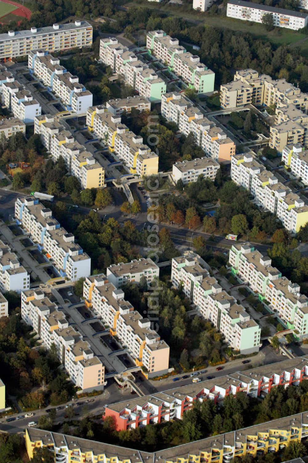 Aerial photograph Berlin - Blick auf die High-Deck-Siedlung im Stadtteil Neukölln an der Sonnenallee. Kontakt: Quartiersmanagement High-Deck-Siedlung, Weeber + Partner, Leo-Slezak-Straße 23, 12057 Berlin, Tel. +49(0)30 6805932-5, Fax +49(0)30 6805932-6, high-deck-quartier@weeberpartner.de