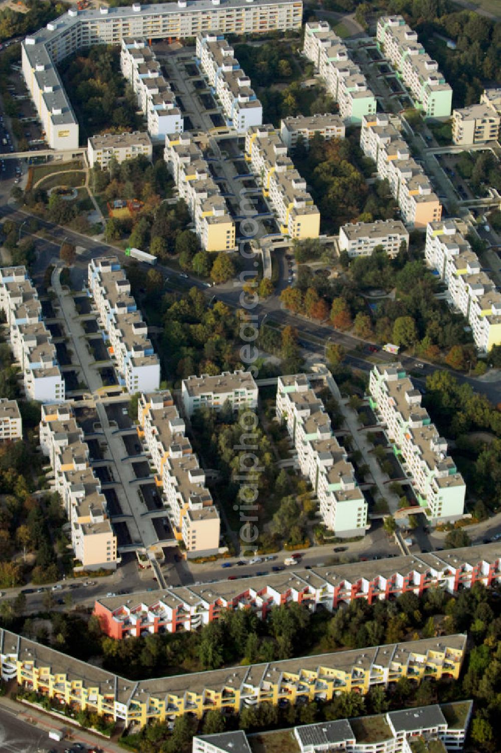 Berlin from above - Blick auf die High-Deck-Siedlung im Stadtteil Neukölln an der Sonnenallee. Kontakt: Quartiersmanagement High-Deck-Siedlung, Weeber + Partner, Leo-Slezak-Straße 23, 12057 Berlin, Tel. +49(0)30 6805932-5, Fax +49(0)30 6805932-6, high-deck-quartier@weeberpartner.de