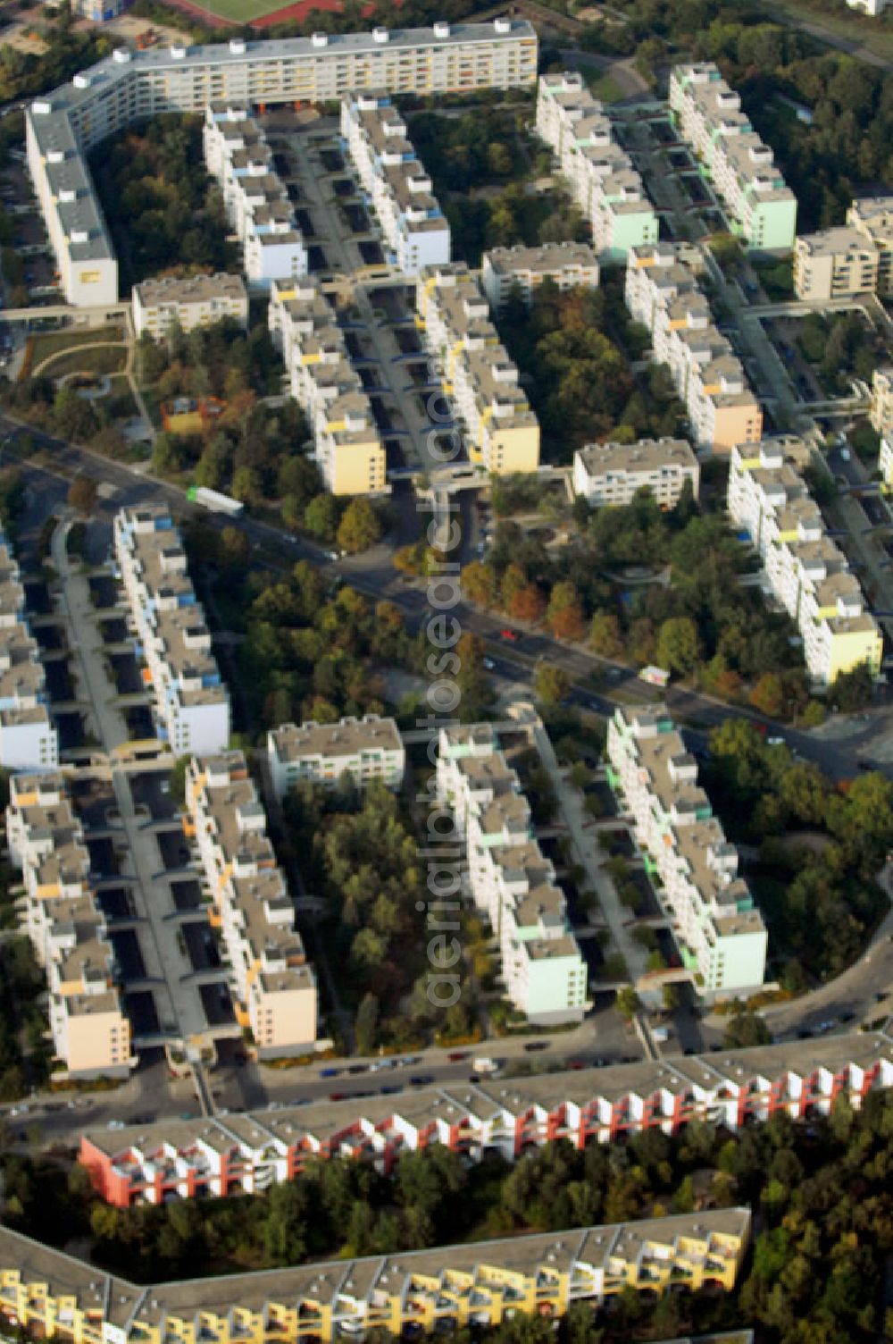 Berlin from the bird's eye view: Blick auf die High-Deck-Siedlung im Stadtteil Neukölln an der Sonnenallee. Kontakt: Quartiersmanagement High-Deck-Siedlung, Weeber + Partner, Leo-Slezak-Straße 23, 12057 Berlin, Tel. +49(0)30 6805932-5, Fax +49(0)30 6805932-6, high-deck-quartier@weeberpartner.de