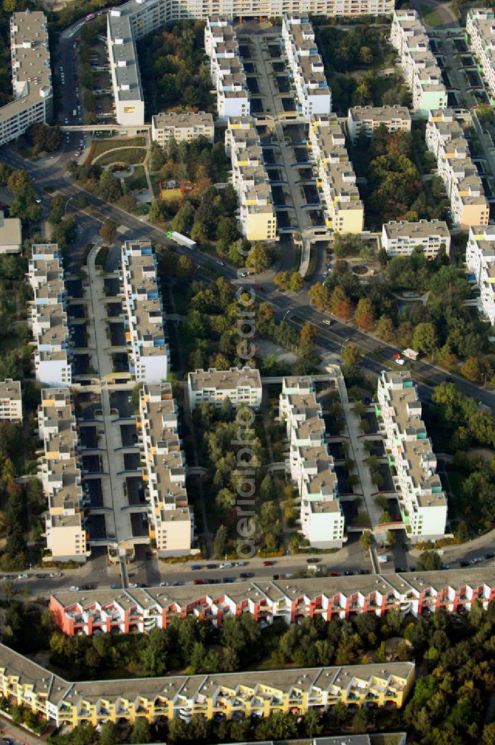 Aerial image Berlin - Blick auf die High-Deck-Siedlung im Stadtteil Neukölln an der Sonnenallee. Kontakt: Quartiersmanagement High-Deck-Siedlung, Weeber + Partner, Leo-Slezak-Straße 23, 12057 Berlin, Tel. +49(0)30 6805932-5, Fax +49(0)30 6805932-6, high-deck-quartier@weeberpartner.de