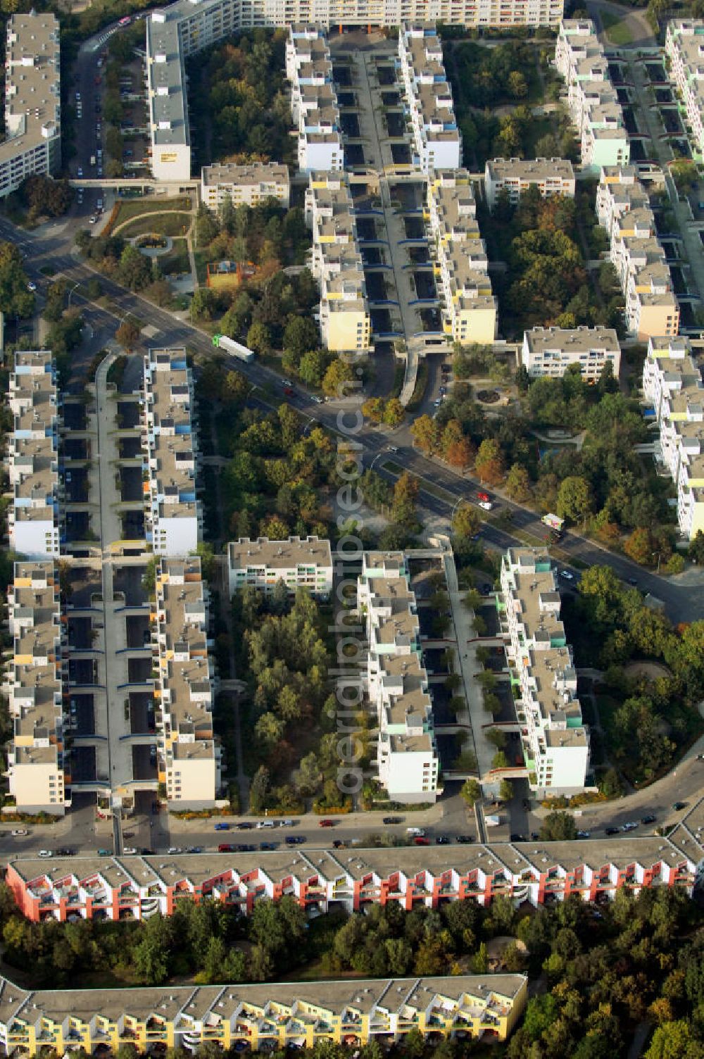 Aerial photograph Berlin - Blick auf die High-Deck-Siedlung im Stadtteil Neukölln an der Sonnenallee. Kontakt: Quartiersmanagement High-Deck-Siedlung, Weeber + Partner, Leo-Slezak-Straße 23, 12057 Berlin, Tel. +49(0)30 6805932-5, Fax +49(0)30 6805932-6, high-deck-quartier@weeberpartner.de