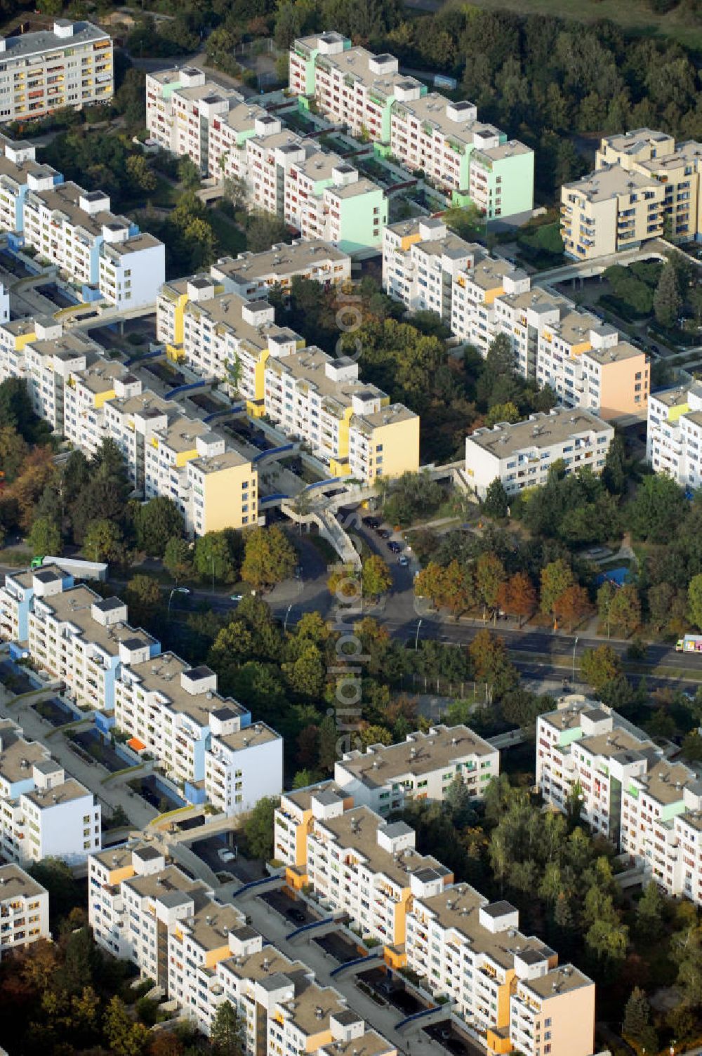 Berlin from above - Blick auf die High-Deck-Siedlung im Stadtteil Neukölln an der Sonnenallee. Kontakt: Quartiersmanagement High-Deck-Siedlung, Weeber + Partner, Leo-Slezak-Straße 23, 12057 Berlin, Tel. +49(0)30 6805932-5, Fax +49(0)30 6805932-6, high-deck-quartier@weeberpartner.de