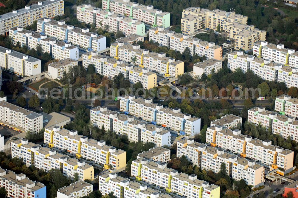 Berlin from the bird's eye view: Blick auf die High-Deck-Siedlung im Stadtteil Neukölln an der Sonnenallee. Kontakt: Quartiersmanagement High-Deck-Siedlung, Weeber + Partner, Leo-Slezak-Straße 23, 12057 Berlin, Tel. +49(0)30 6805932-5, Fax +49(0)30 6805932-6, high-deck-quartier@weeberpartner.de