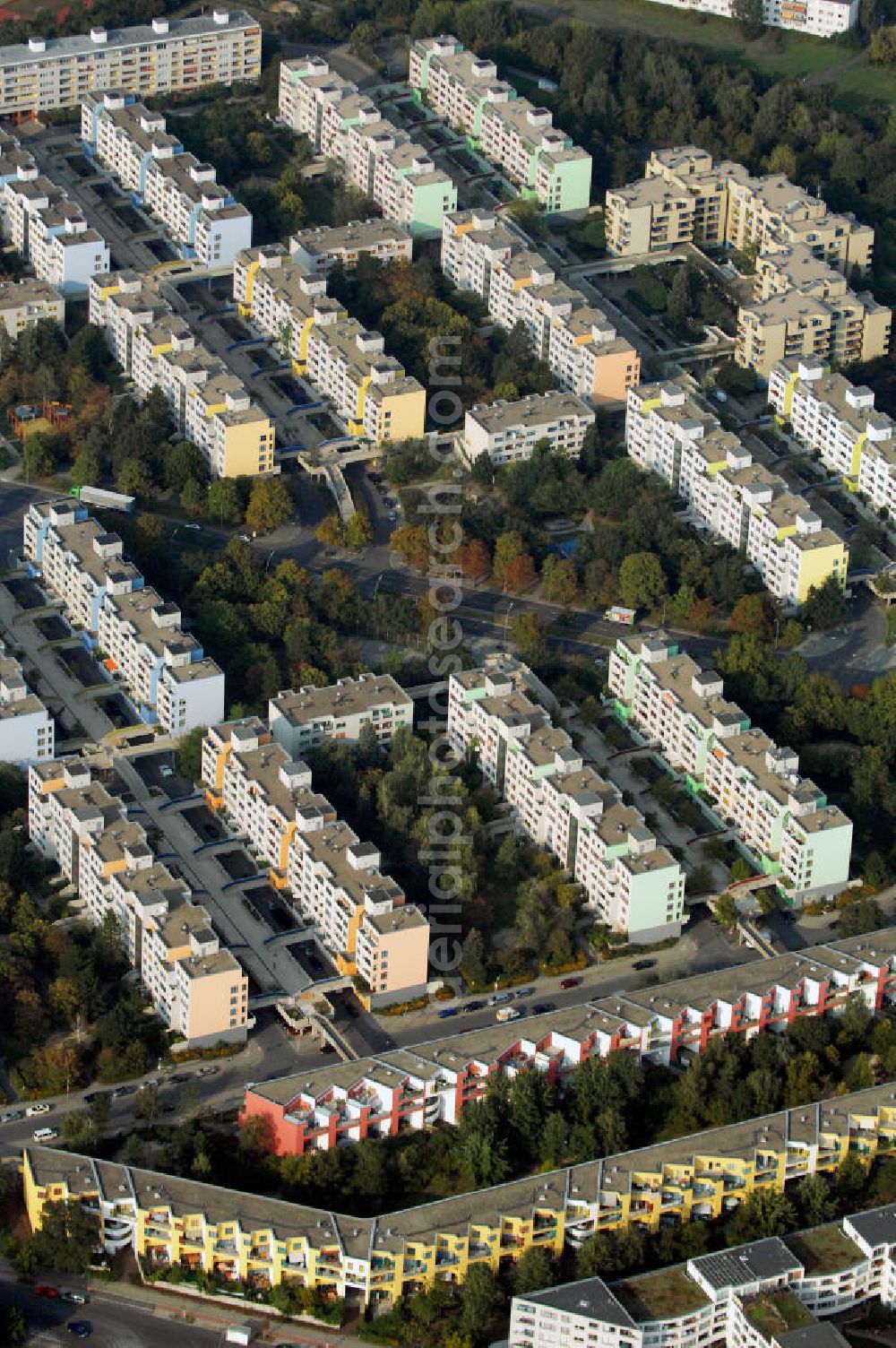 Aerial image Berlin - Blick auf die High-Deck-Siedlung im Stadtteil Neukölln an der Sonnenallee. Kontakt: Quartiersmanagement High-Deck-Siedlung, Weeber + Partner, Leo-Slezak-Straße 23, 12057 Berlin, Tel. +49(0)30 6805932-5, Fax +49(0)30 6805932-6, high-deck-quartier@weeberpartner.de