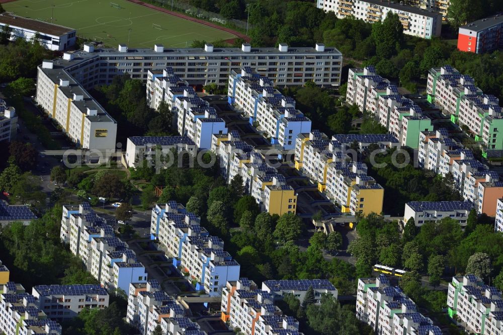 Berlin from above - Traversed by the Sonnenallee in the borough of Neukoelln in Berlin is the plate quarter-deck high settlement. The large estate with five-to six-storey buildings relies on a functional separation of pedestrians and car traffic and was at the time of construction as an innovative solution for urban development. High bearing, leafy paths the high-deck extending over the streets and parking spaces for cars. In recent years, solar panels were placed on the roofs