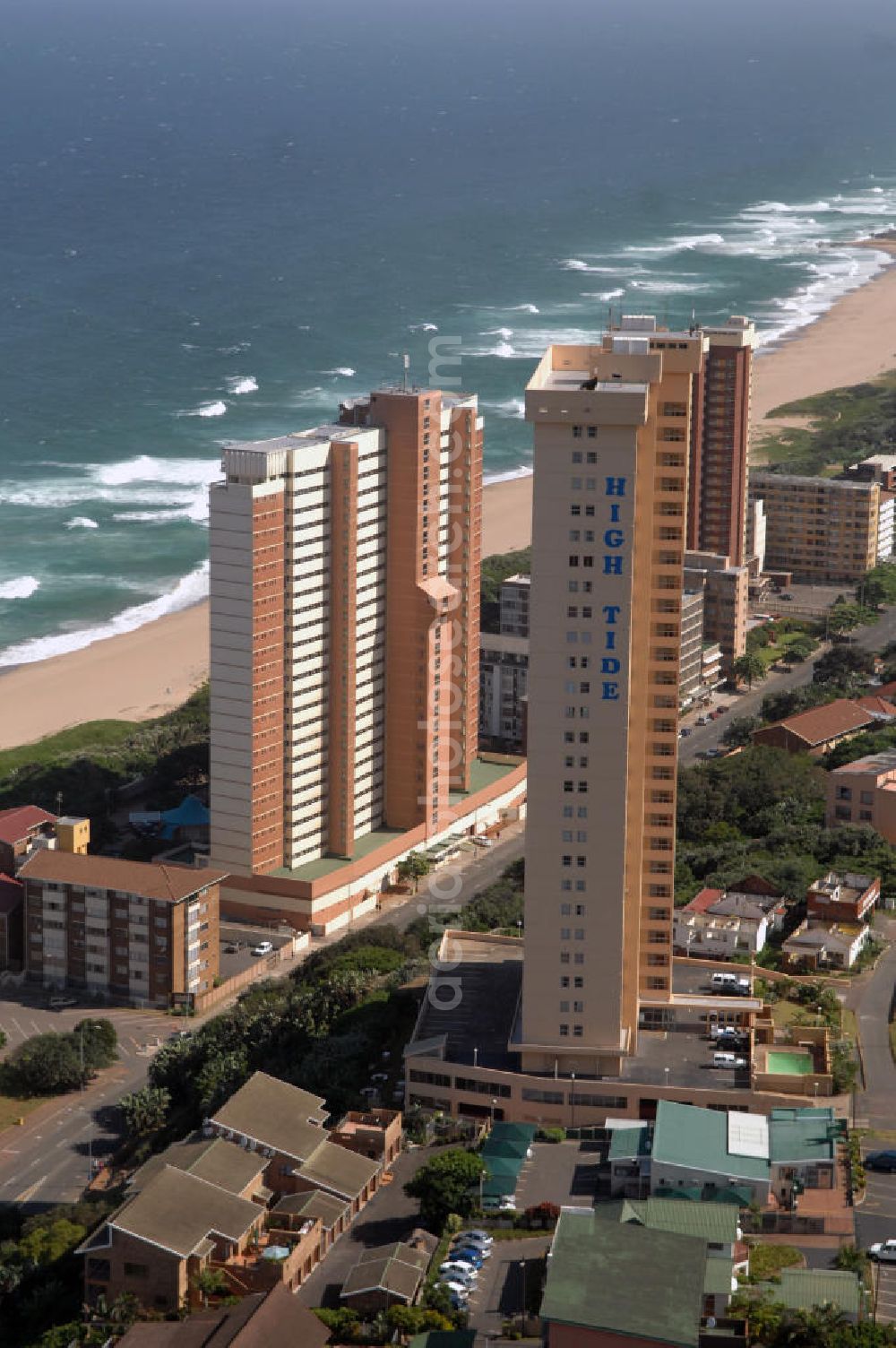 Amanzimtoti from the bird's eye view: High Tide hotel resort at Kingsway Street in Amanzimtoti in South Africa