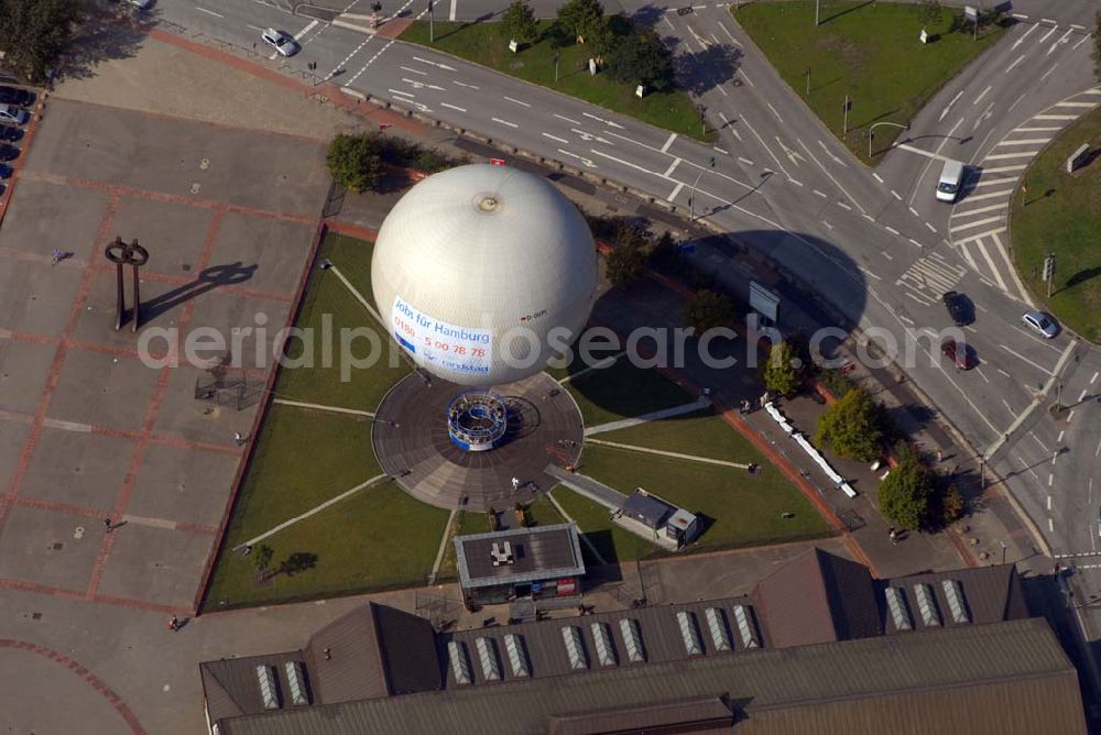 Aerial image Hamburg - Blick auf den HighFlyer Hamburg. Er ist die höchste (185 m), größte (fast 1.600 qm) und weithin sichtbarste (5km) Werbefläche Hamburgs. Deichtorstraße 1 - 2, 20095 Hamburg Täglich 10 bis 22 Uhr, letzter Aufstieg ca. 21.40 Uhr. auf Anfrage bis 24 Uhr. Fahrzeiten sind wetterabhängig, daher keine Vorreservierung möglich! Aktuelle Fluginformationen: