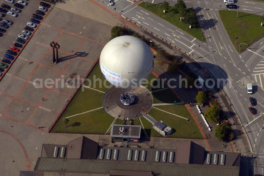 Aerial photograph Hamburg - Blick auf den HighFlyer Hamburg. Er ist die höchste (185 m), größte (fast 1.600 qm) und weithin sichtbarste (5km) Werbefläche Hamburgs. Deichtorstraße 1 - 2, 20095 Hamburg Täglich 10 bis 22 Uhr, letzter Aufstieg ca. 21.40 Uhr. auf Anfrage bis 24 Uhr. Fahrzeiten sind wetterabhängig, daher keine Vorreservierung möglich! Aktuelle Fluginformationen: