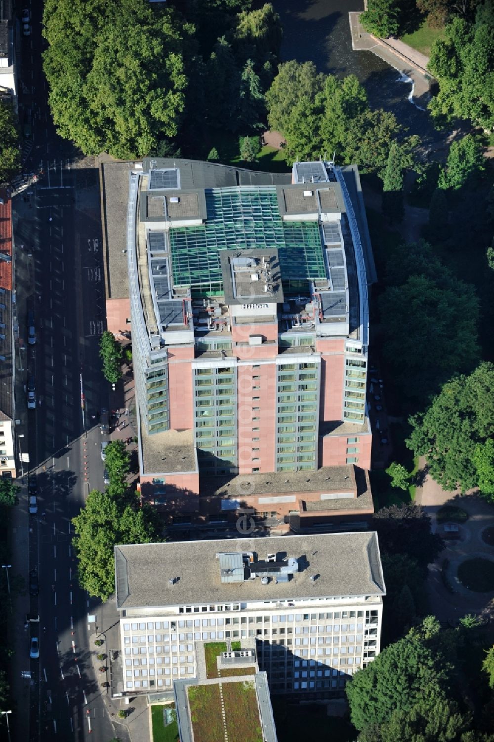 Frankfurt am Main from the bird's eye view: Hilton Hotel in the inner city at the street Hochstrasse of Frankfurt at the Main in Hesse