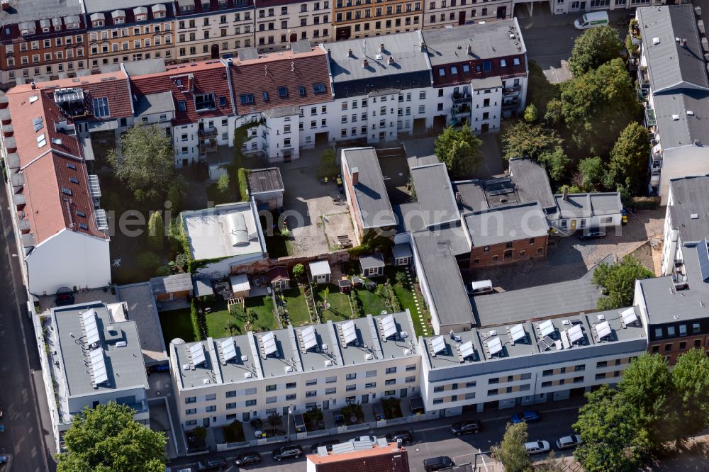 Aerial image Leipzig - Backyard with gardens in a residential area between Rabener Strasse and Henricistrasse in the district Altlindenau in Leipzig in the state Saxony, Germany